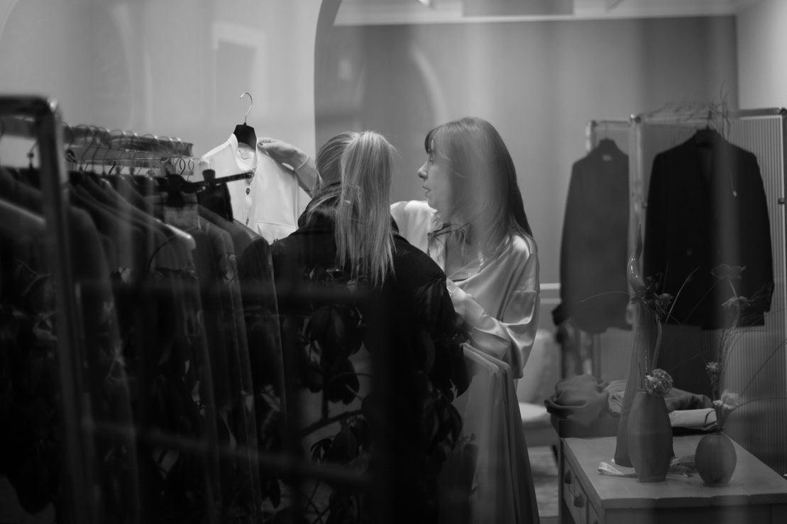 Mia ascolta una cliente nell'atelier di Via Margutta