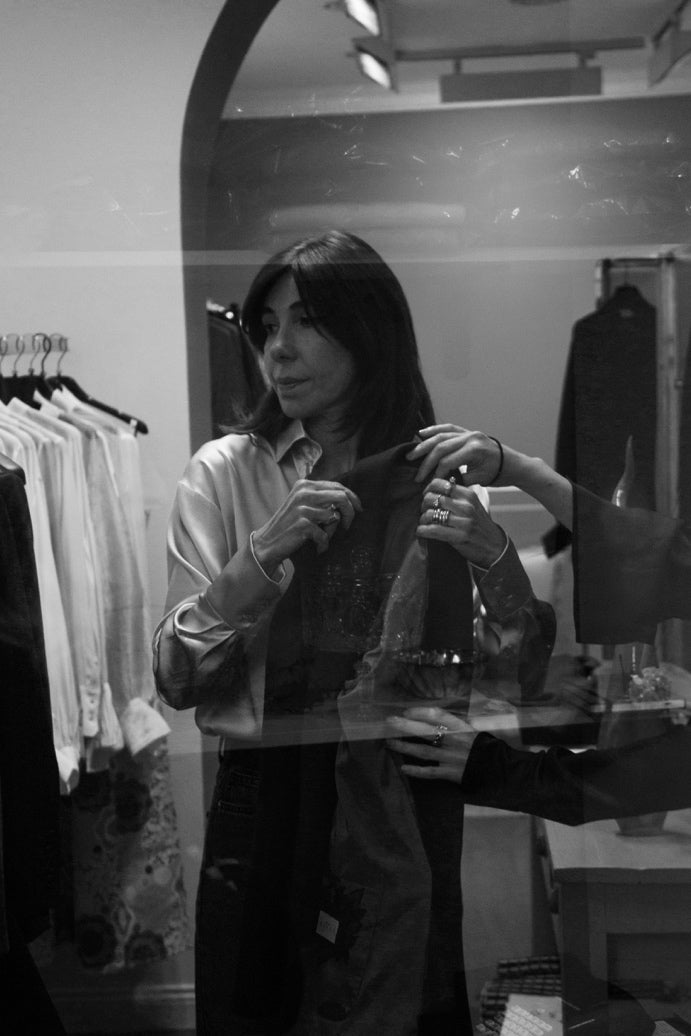 Mia mostra un capo durante la prova in atelier